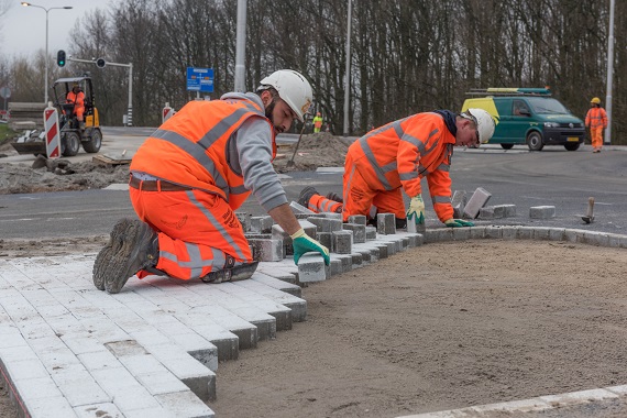 2 wegwerkers maken drempels op de weg